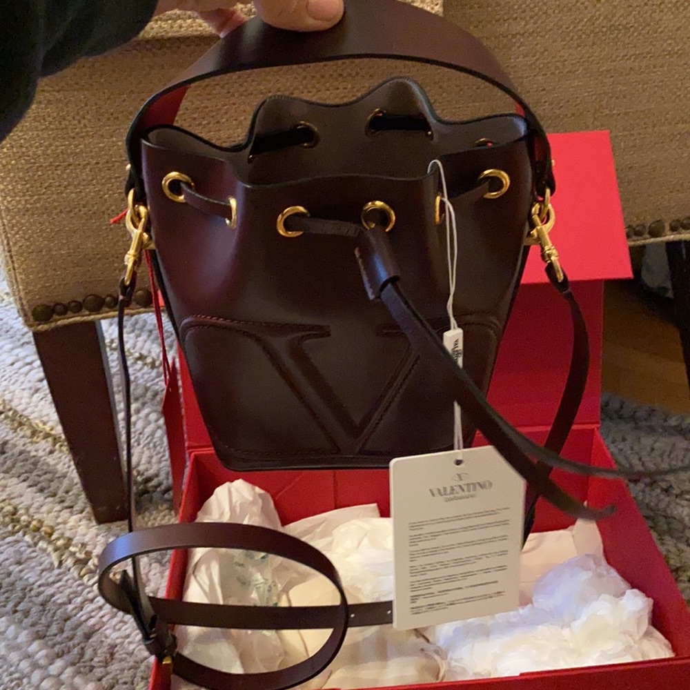 Guaranteed authentic leather Valentino Garavani bucket bag in Rubin bran new